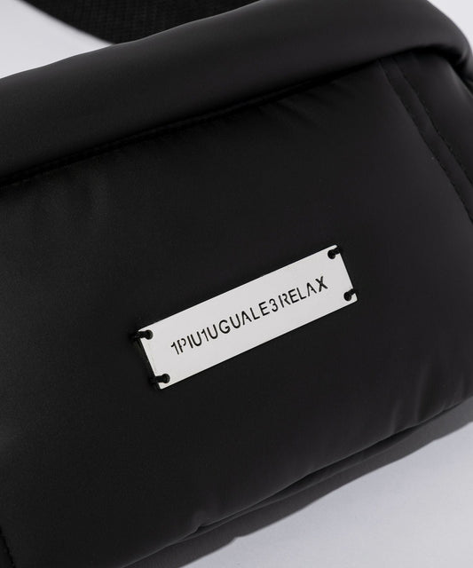 1PIU1UGUALE3 RELAX(ウノピゥウノウグァーレトレ リラックス)シルバーロゴプレートパデッドボディバッグ