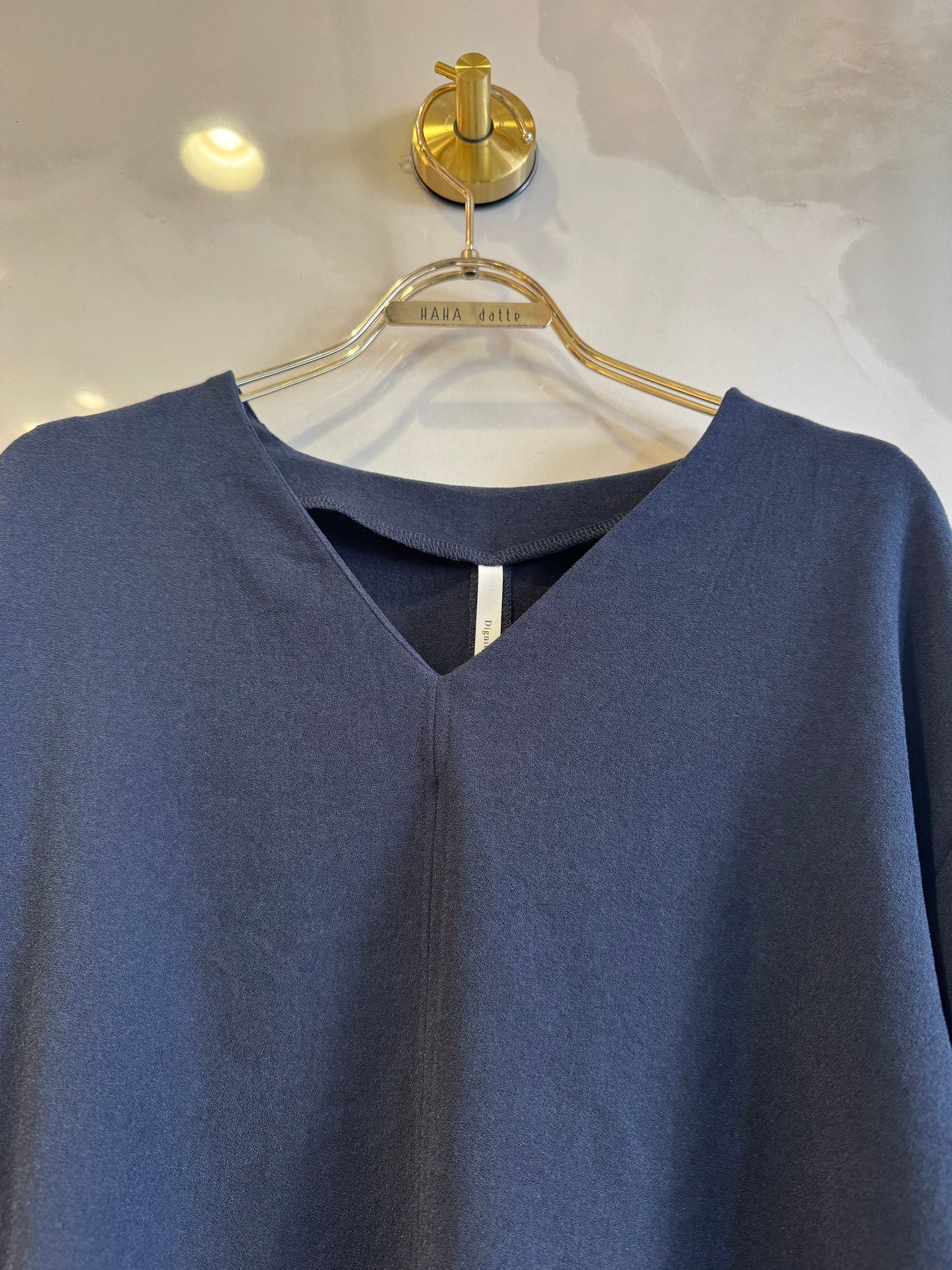 Vネックロングブラウス