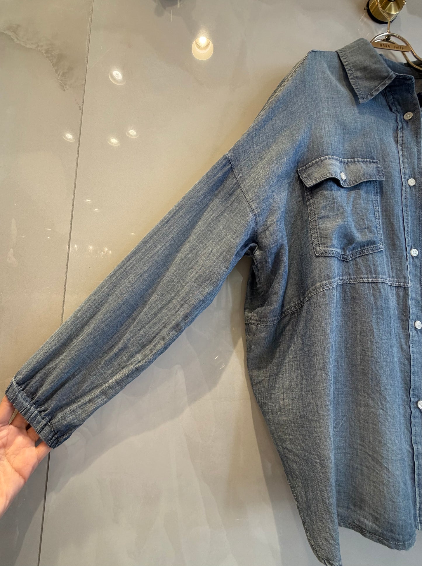 ［Dignite Coller デニム風コットンシャツ］
