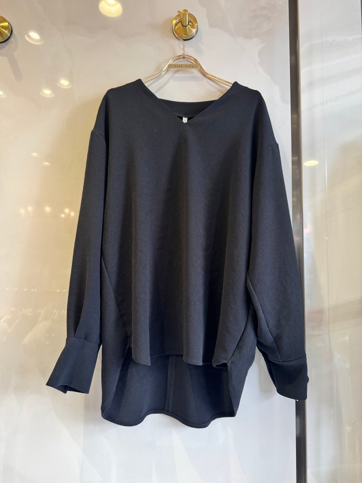 Vネックロングブラウス