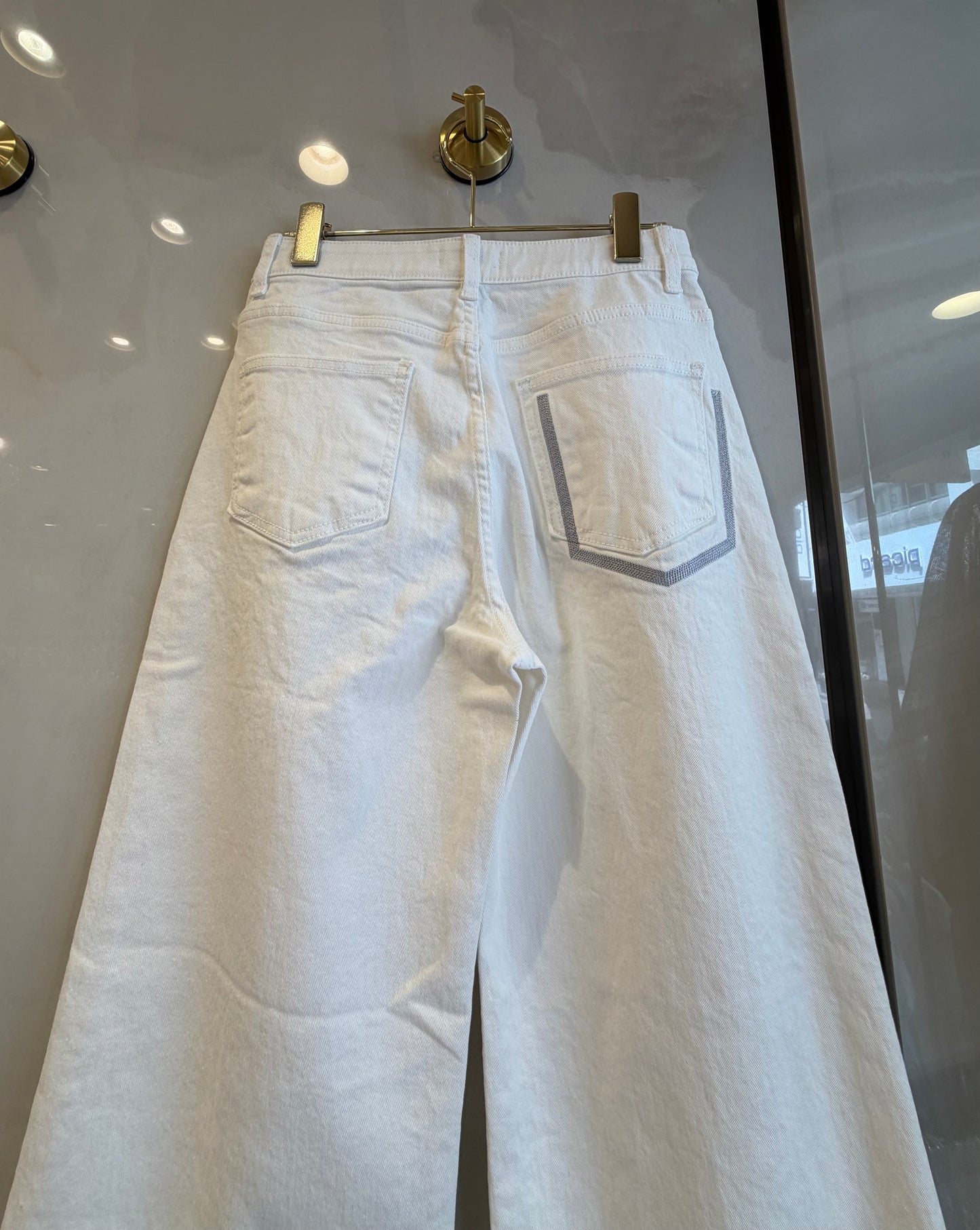 シンプルなワイドデニム