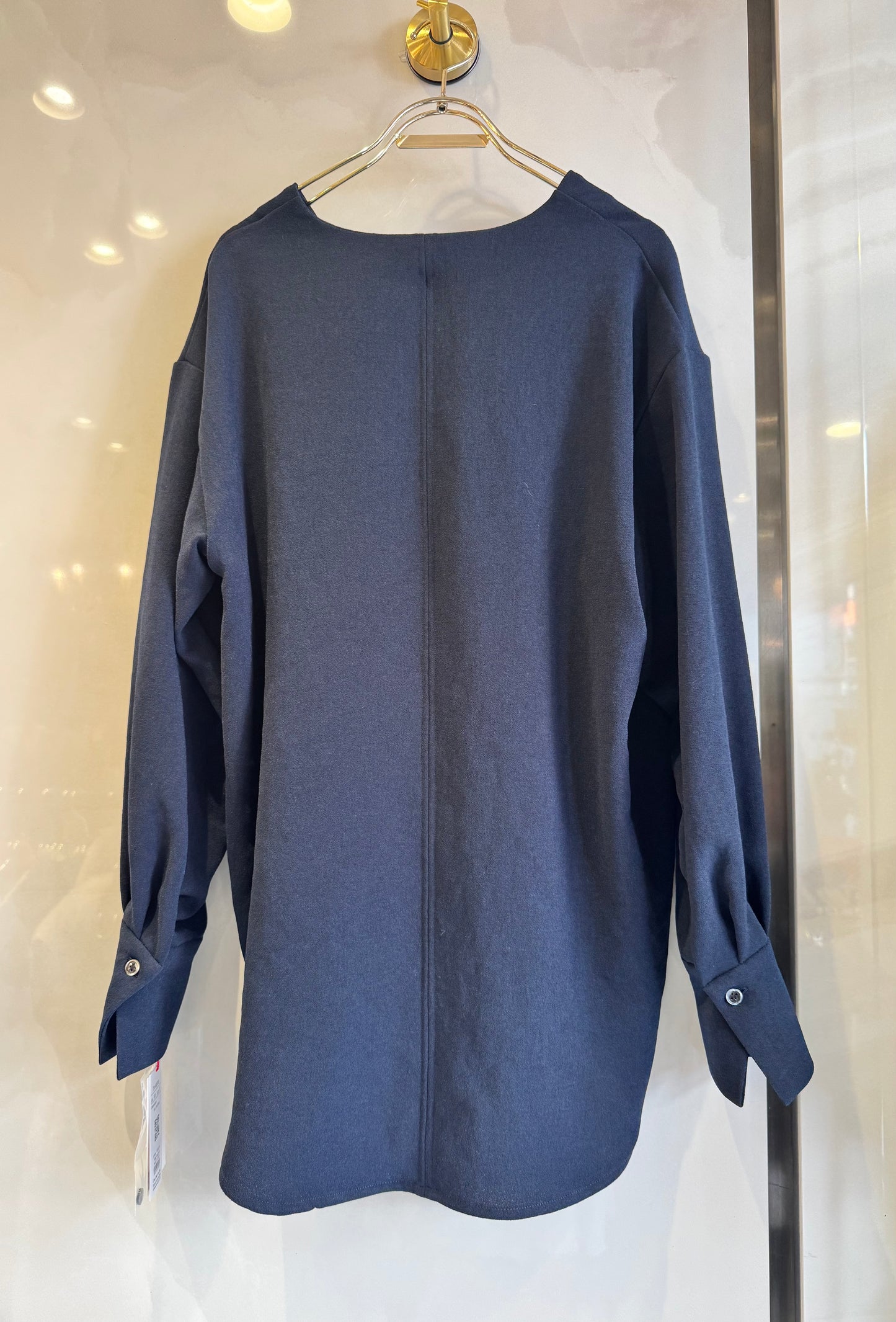 Vネックロングブラウス