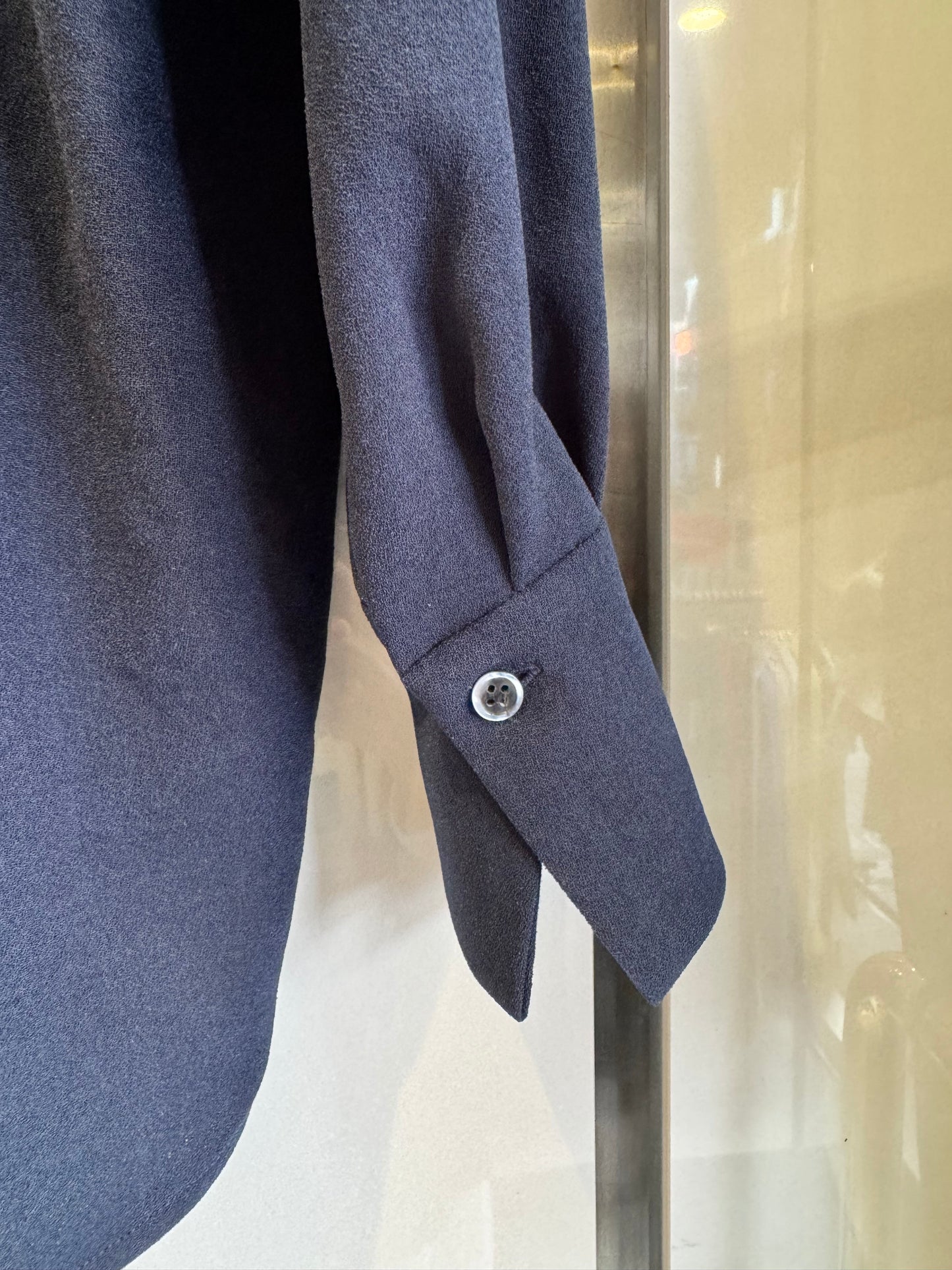 Vネックロングブラウス