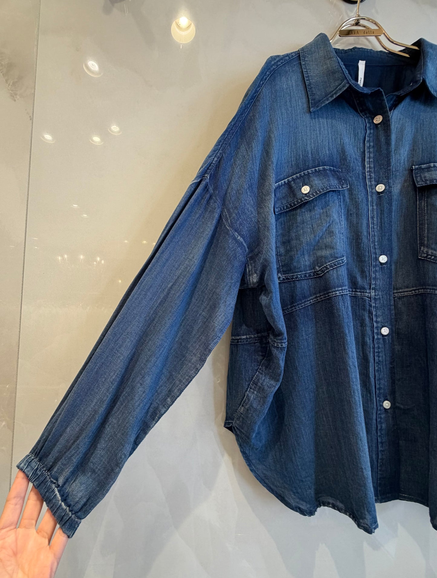 ［Dignite Coller デニム風コットンシャツ］