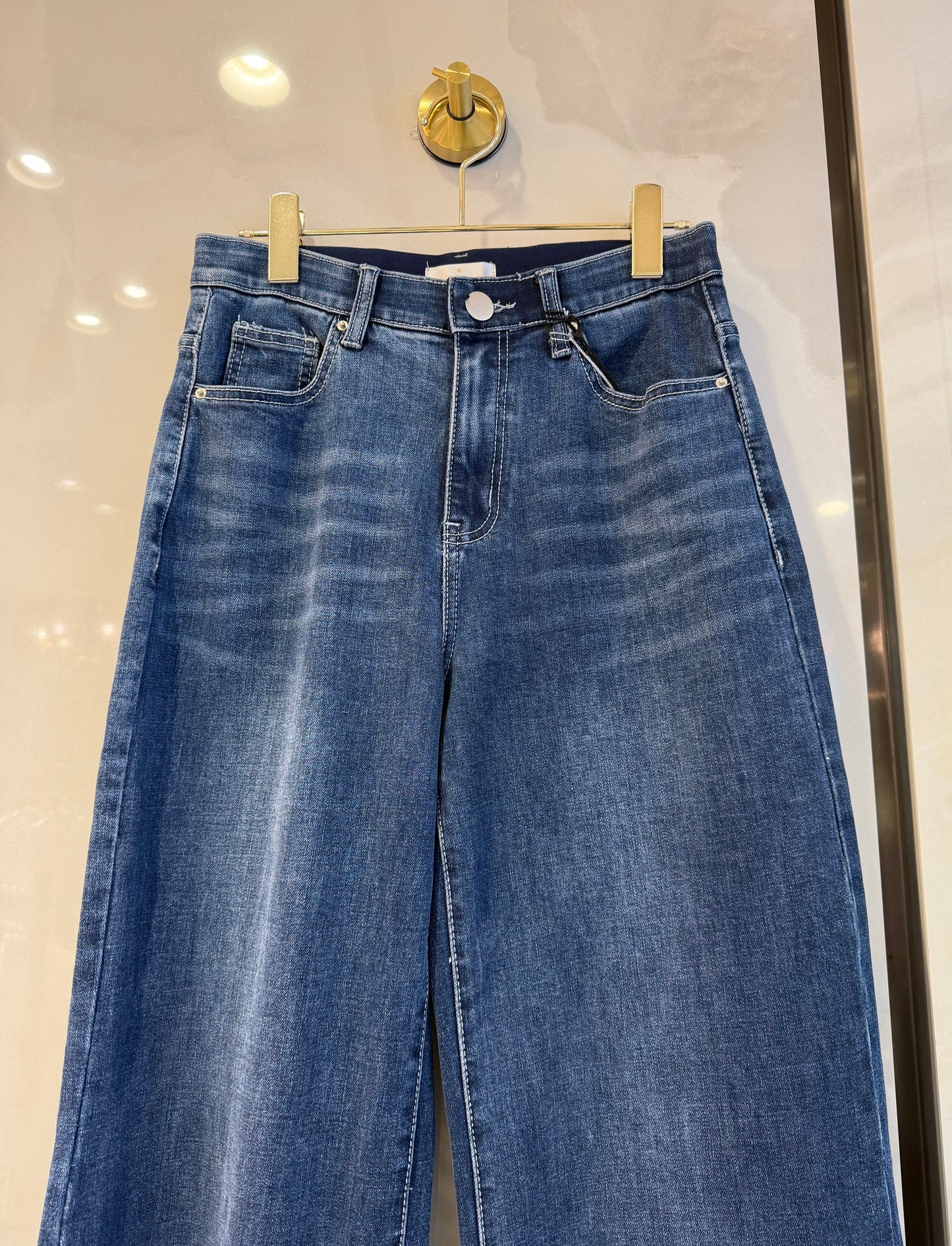 シンプルなワイドデニム