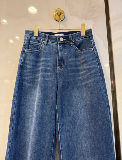 シンプルなワイドデニム