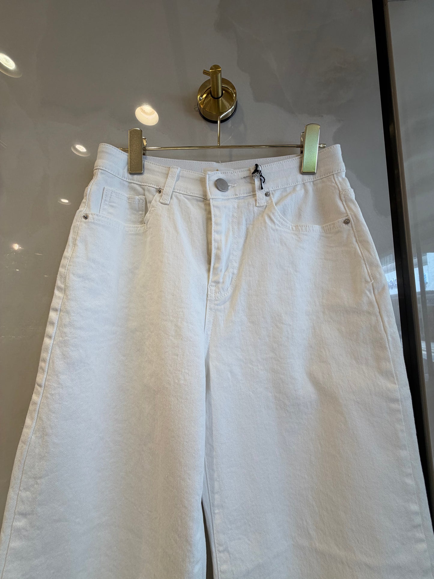 シンプルなワイドデニム