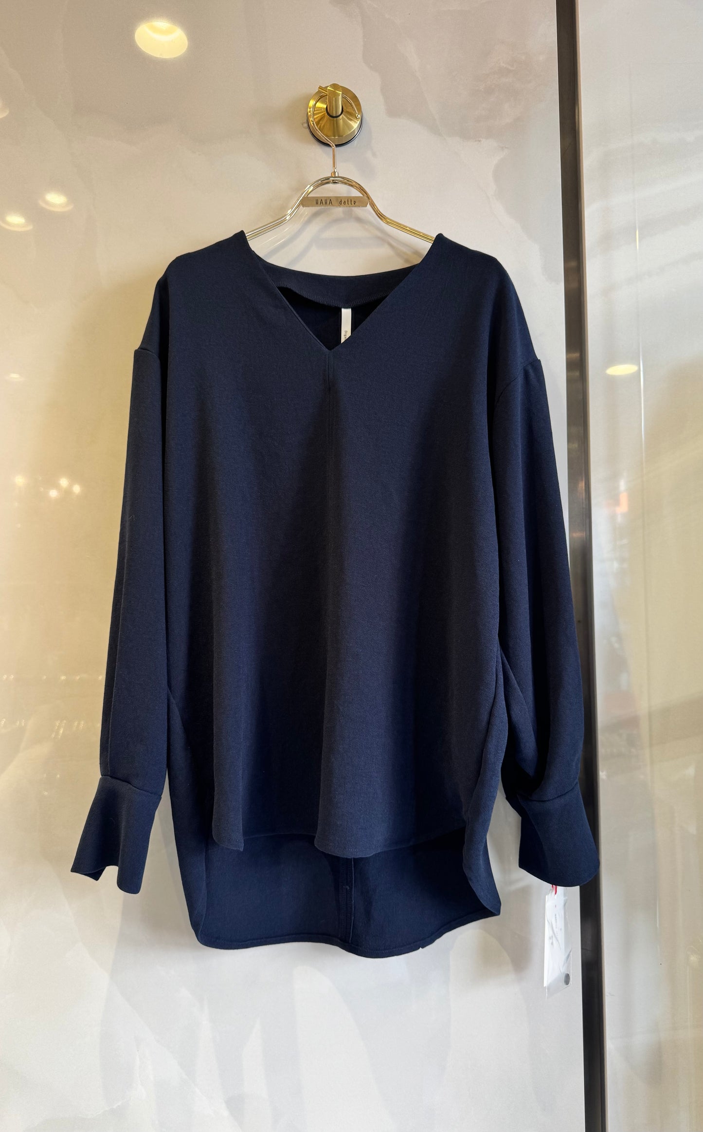 Vネックロングブラウス