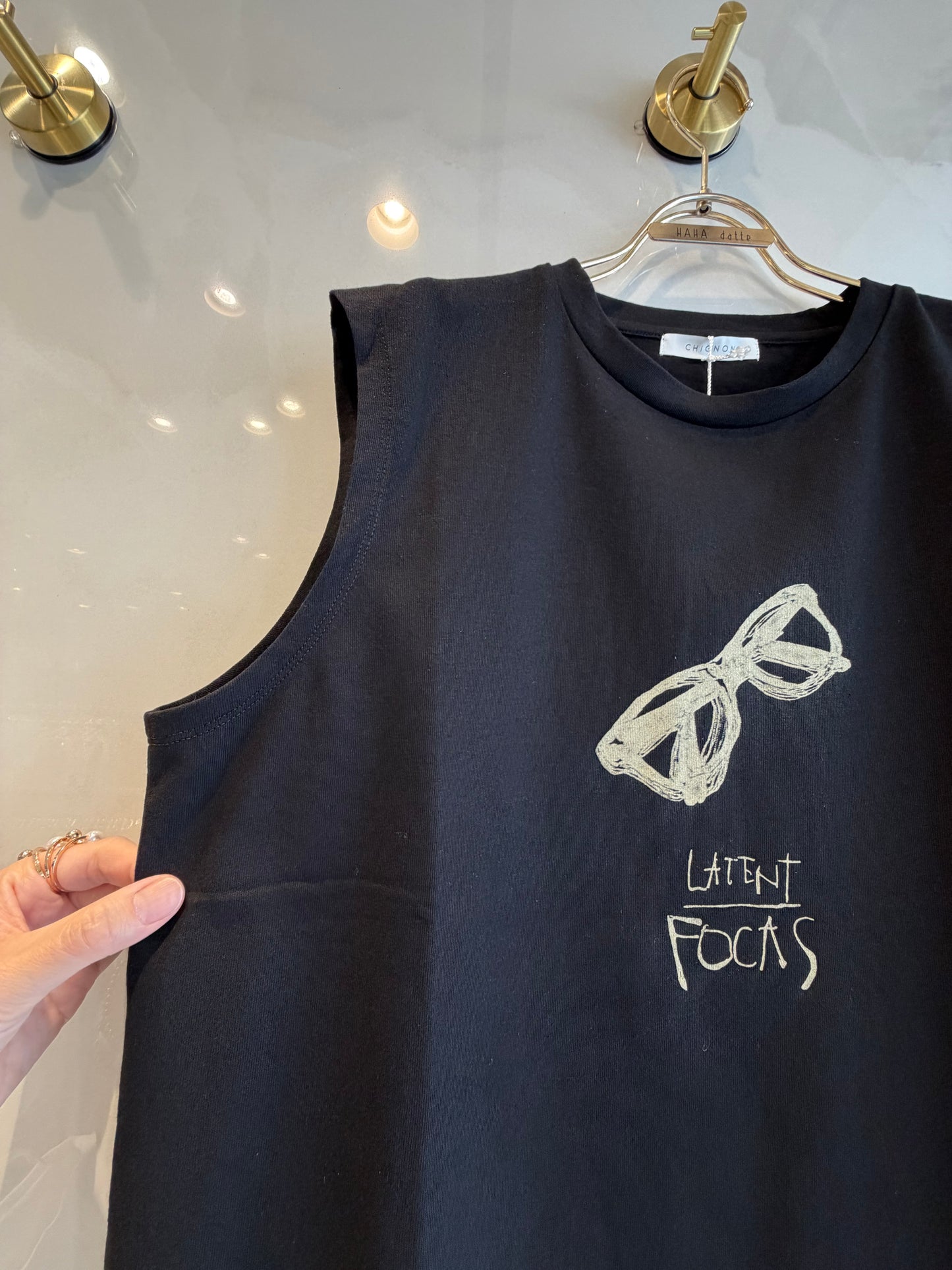 メガネプリントのタックノースリーブTシャツ