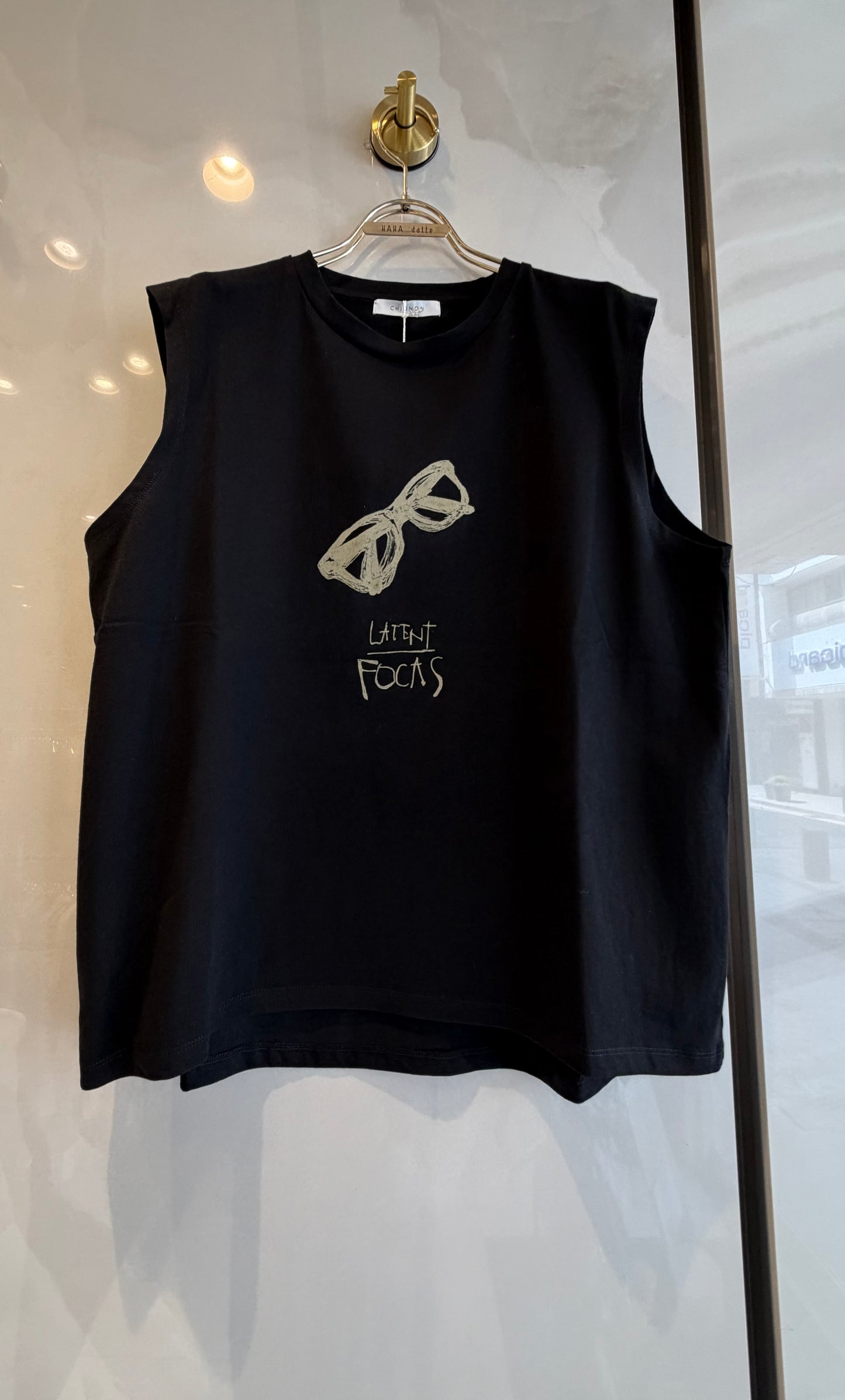 メガネプリントのタックノースリーブTシャツ