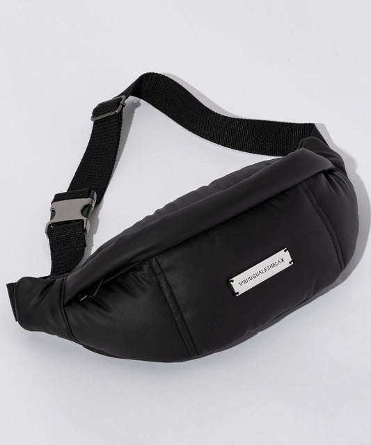 1PIU1UGUALE3 RELAX(ウノピゥウノウグァーレトレ リラックス)シルバーロゴプレートパデッドボディバッグ