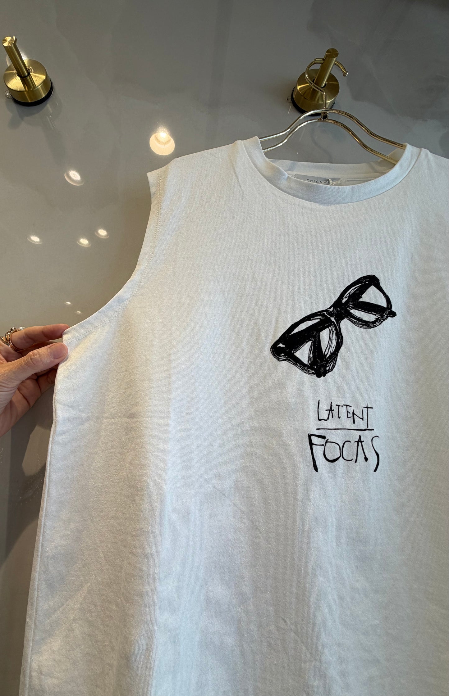 メガネプリントのタックノースリーブTシャツ