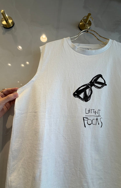 メガネプリントのタックノースリーブTシャツ