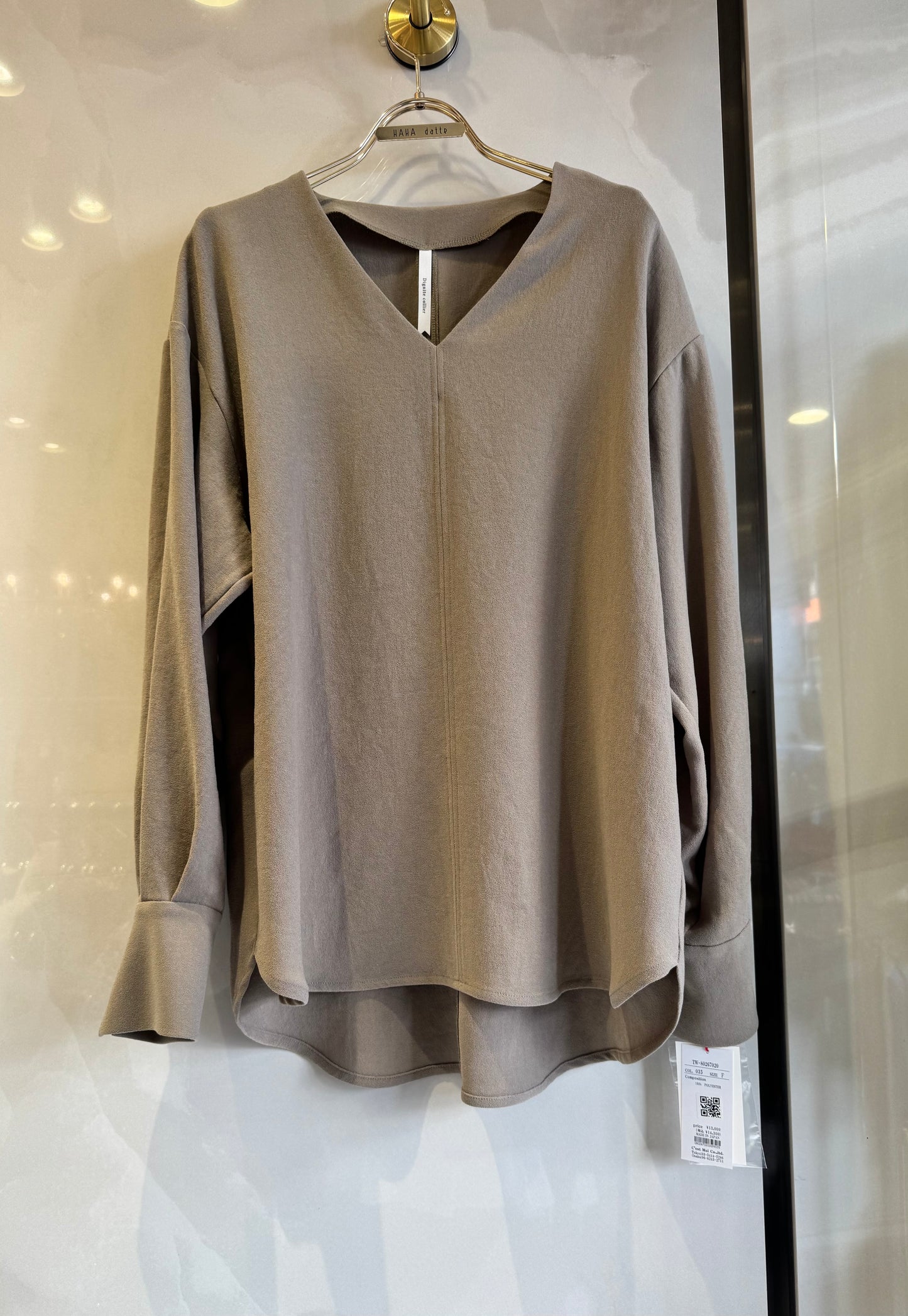 Vネックロングブラウス