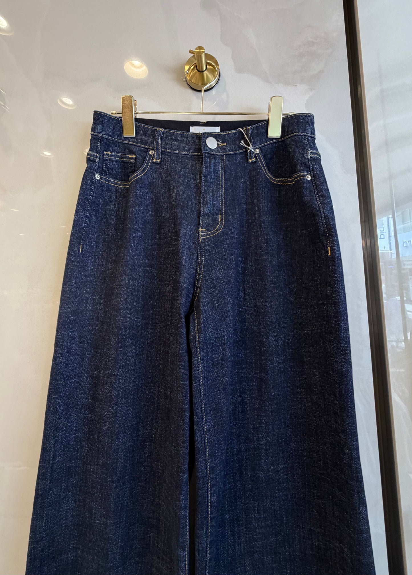 シンプルなワイドデニム