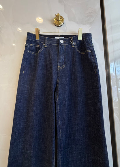 シンプルなワイドデニム