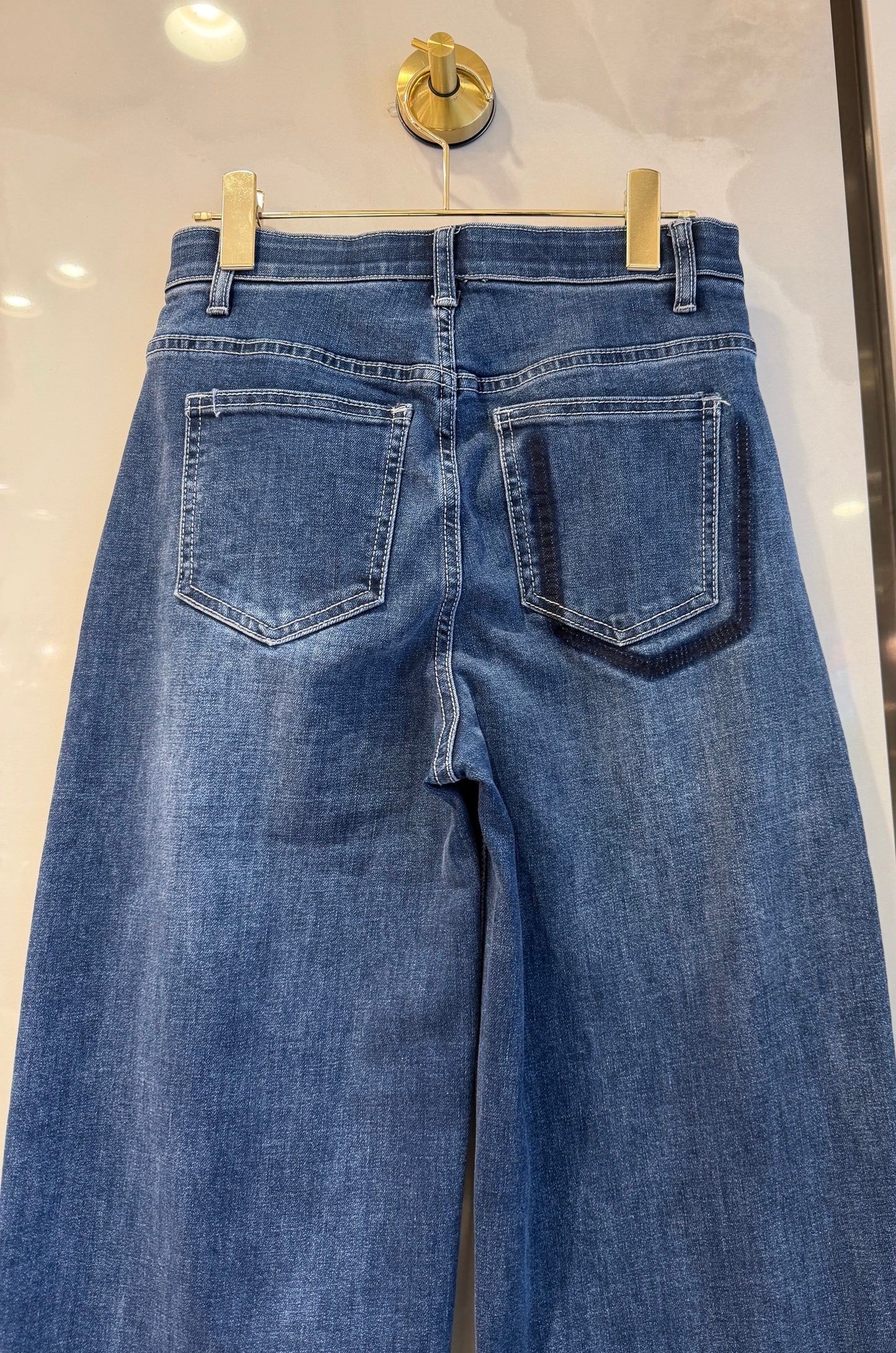 シンプルなワイドデニム