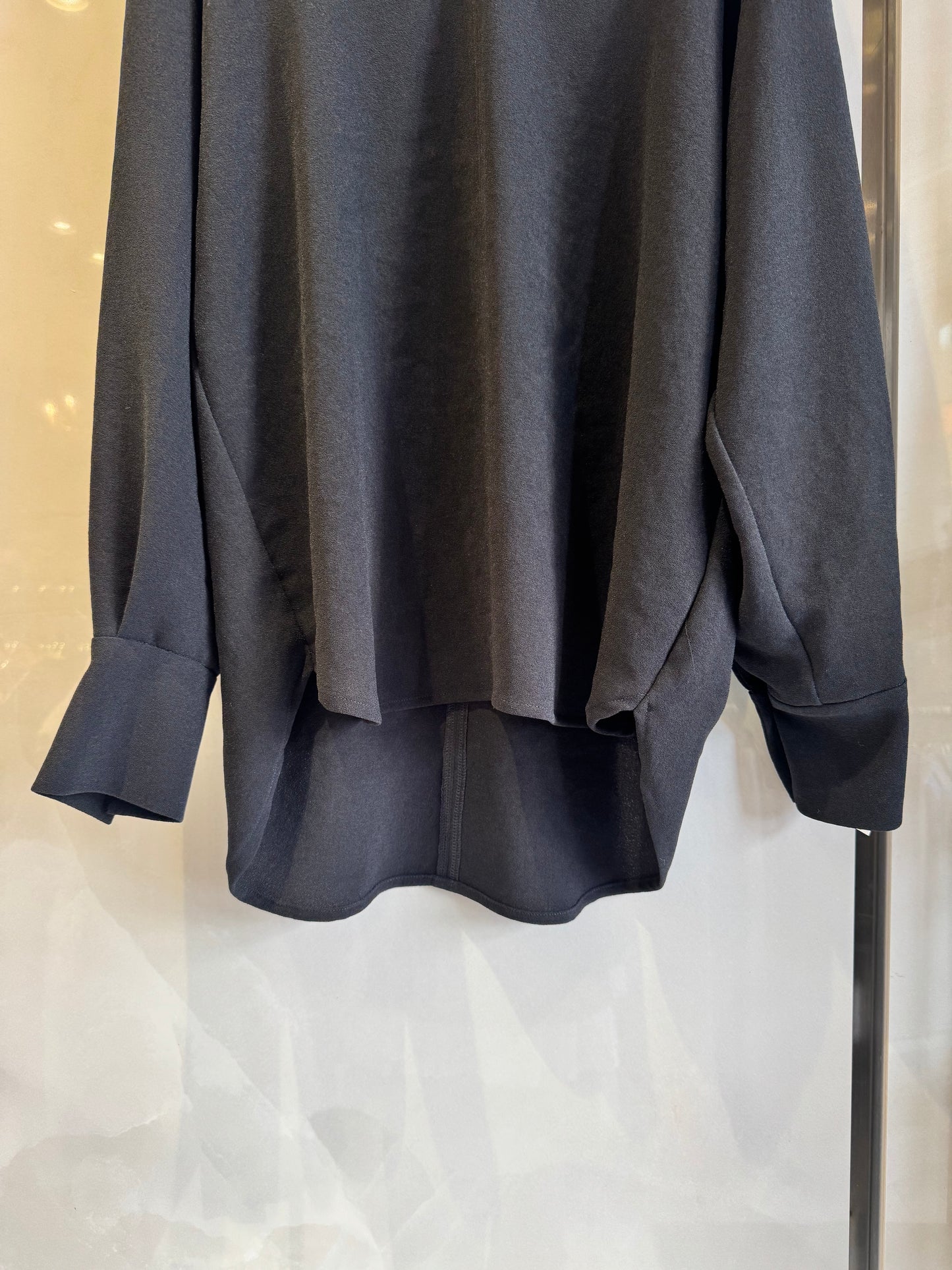 Vネックロングブラウス