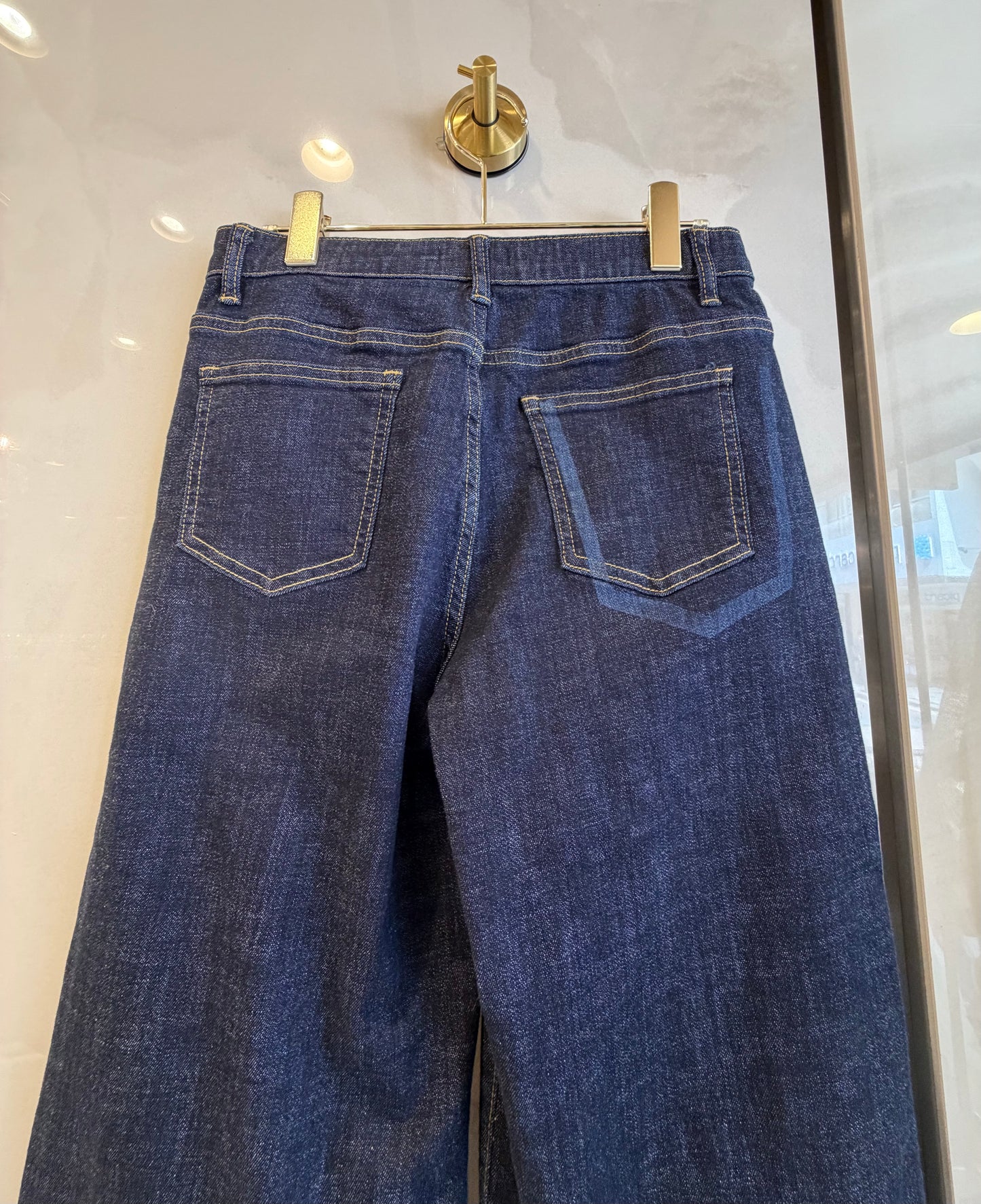 シンプルなワイドデニム