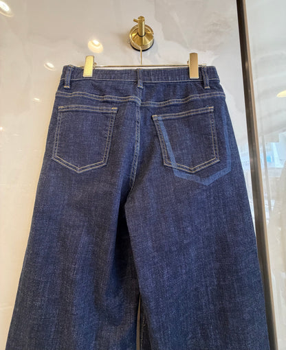 シンプルなワイドデニム