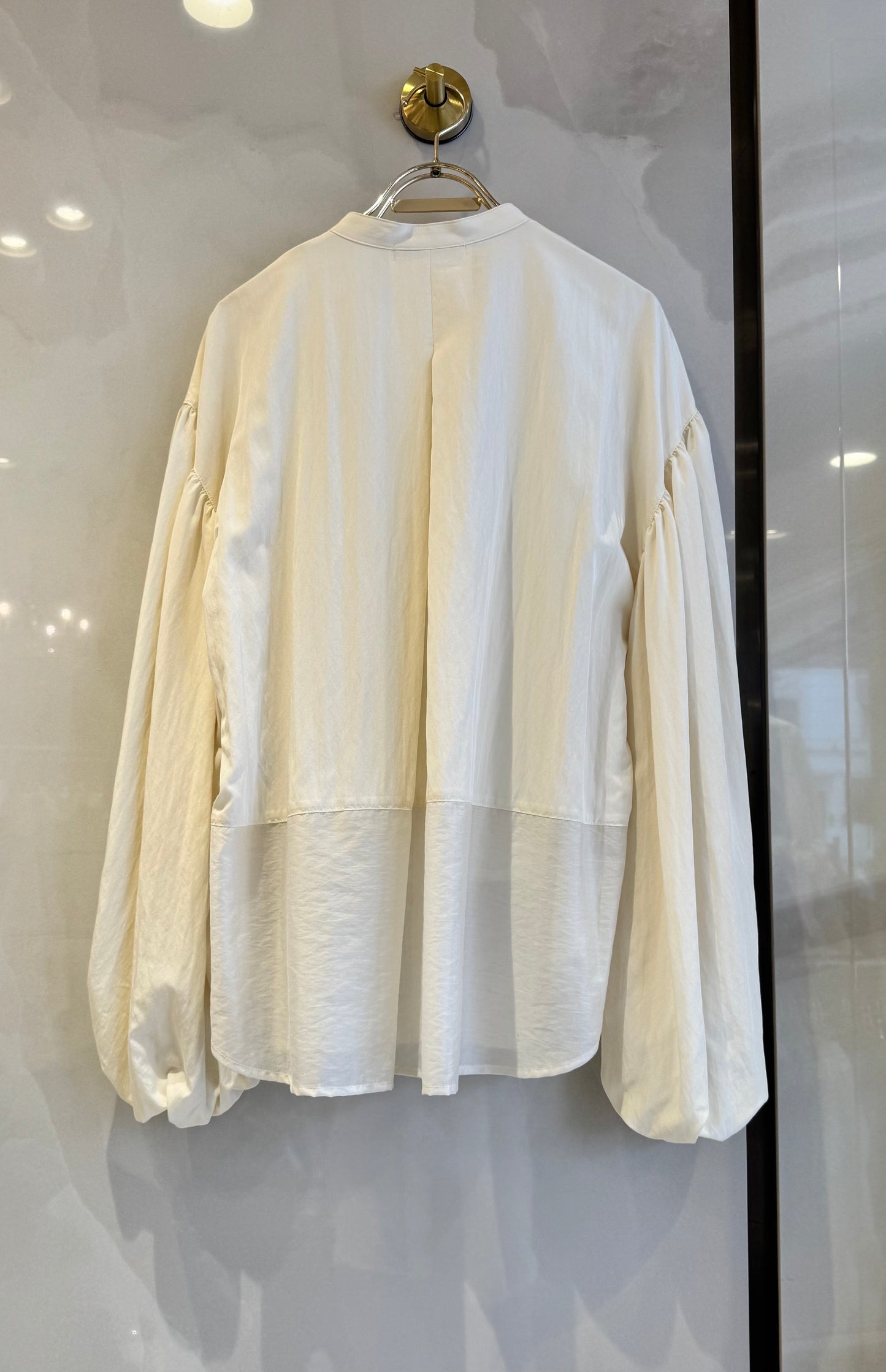 パフスリーブブラウス