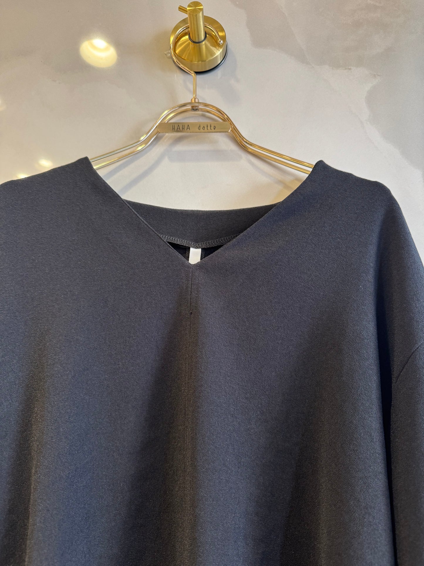 Vネックロングブラウス