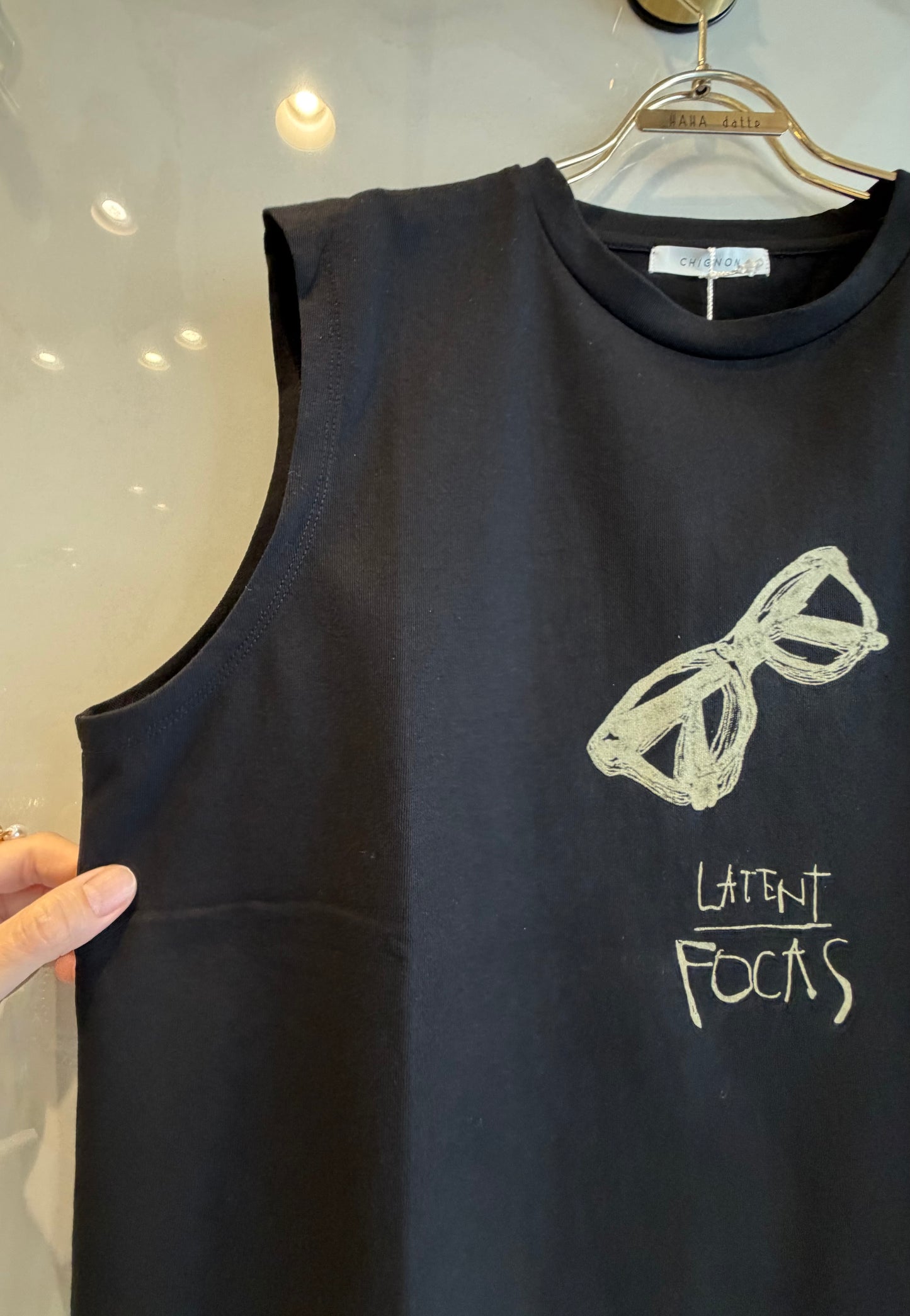 メガネプリントのタックノースリーブTシャツ