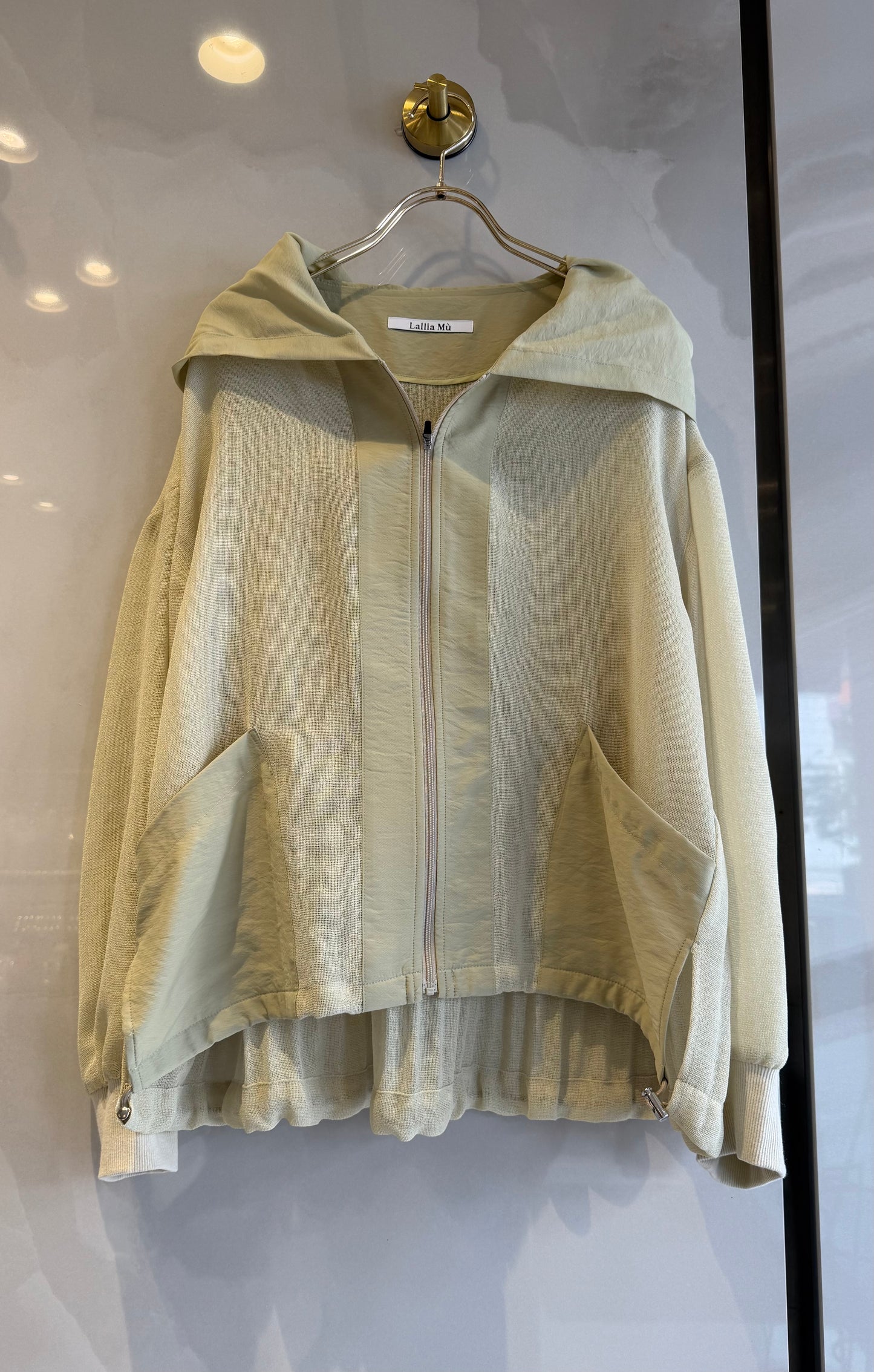 ［Lallia Mu］バックプリーツメッシュフードブルゾン
