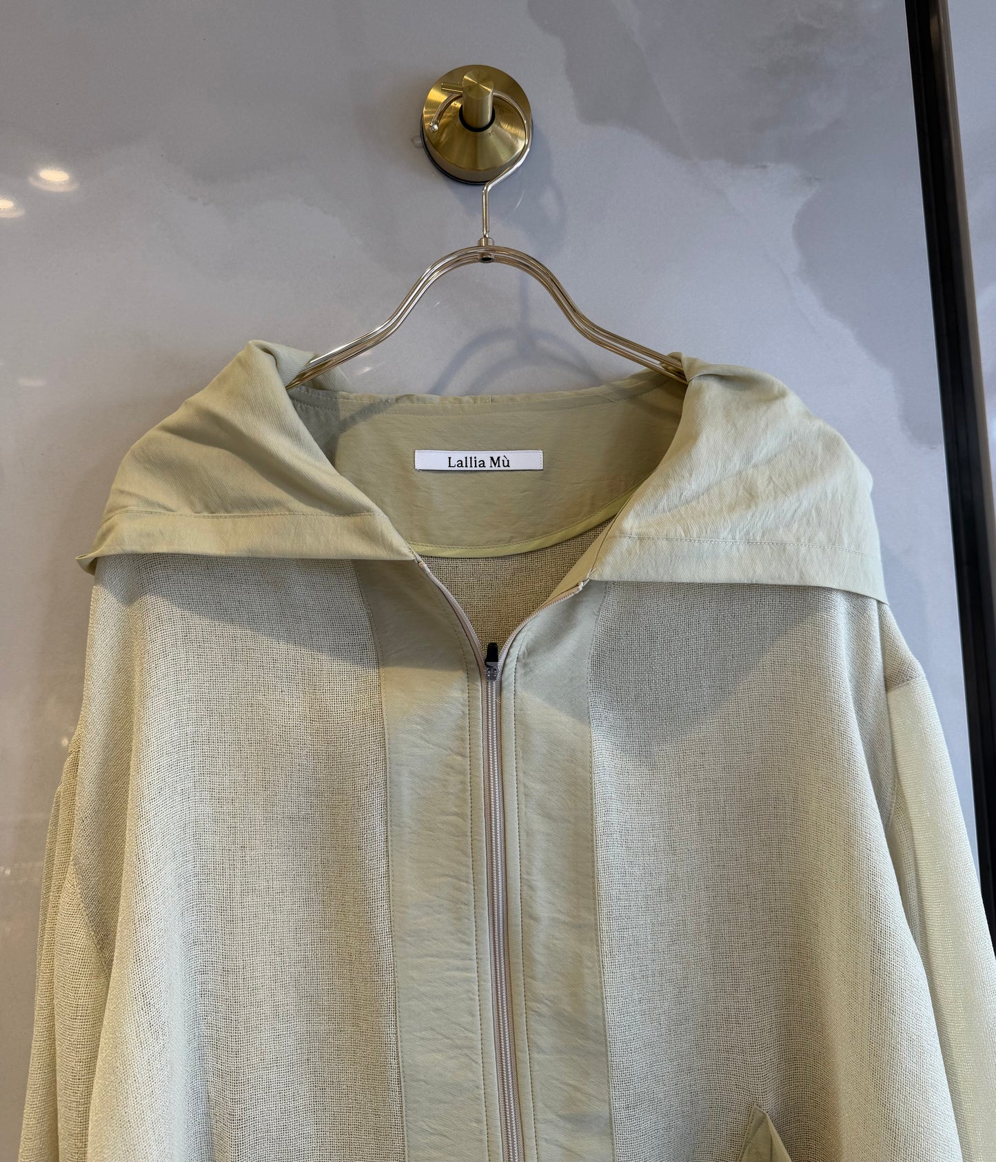 ［Lallia Mu］バックプリーツメッシュフードブルゾン