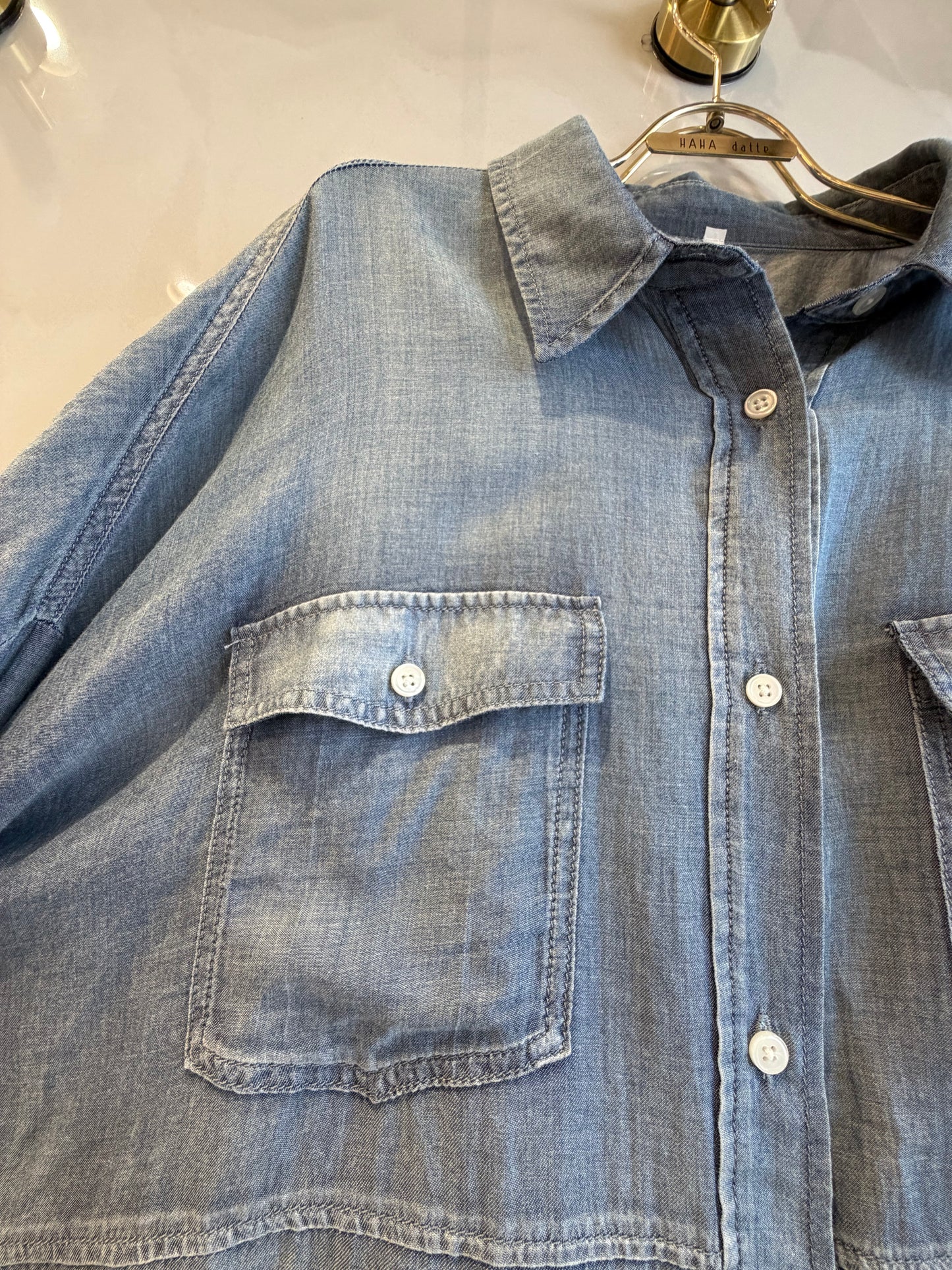 ［Dignite Coller デニム風コットンシャツ］